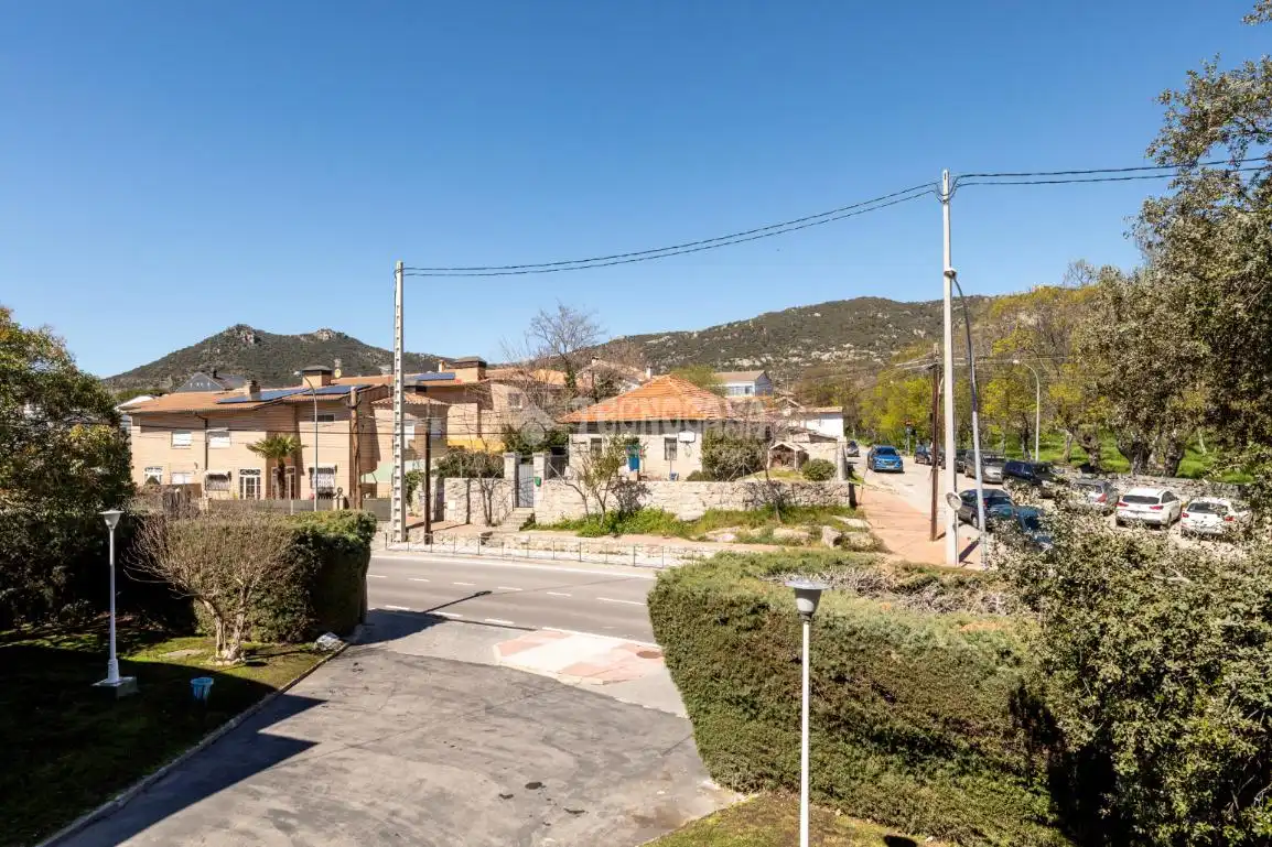 Vista exterior de Pis en venda en Hoyo de Manzanares amb Calefacció, Terrassa i Piscina comunitària