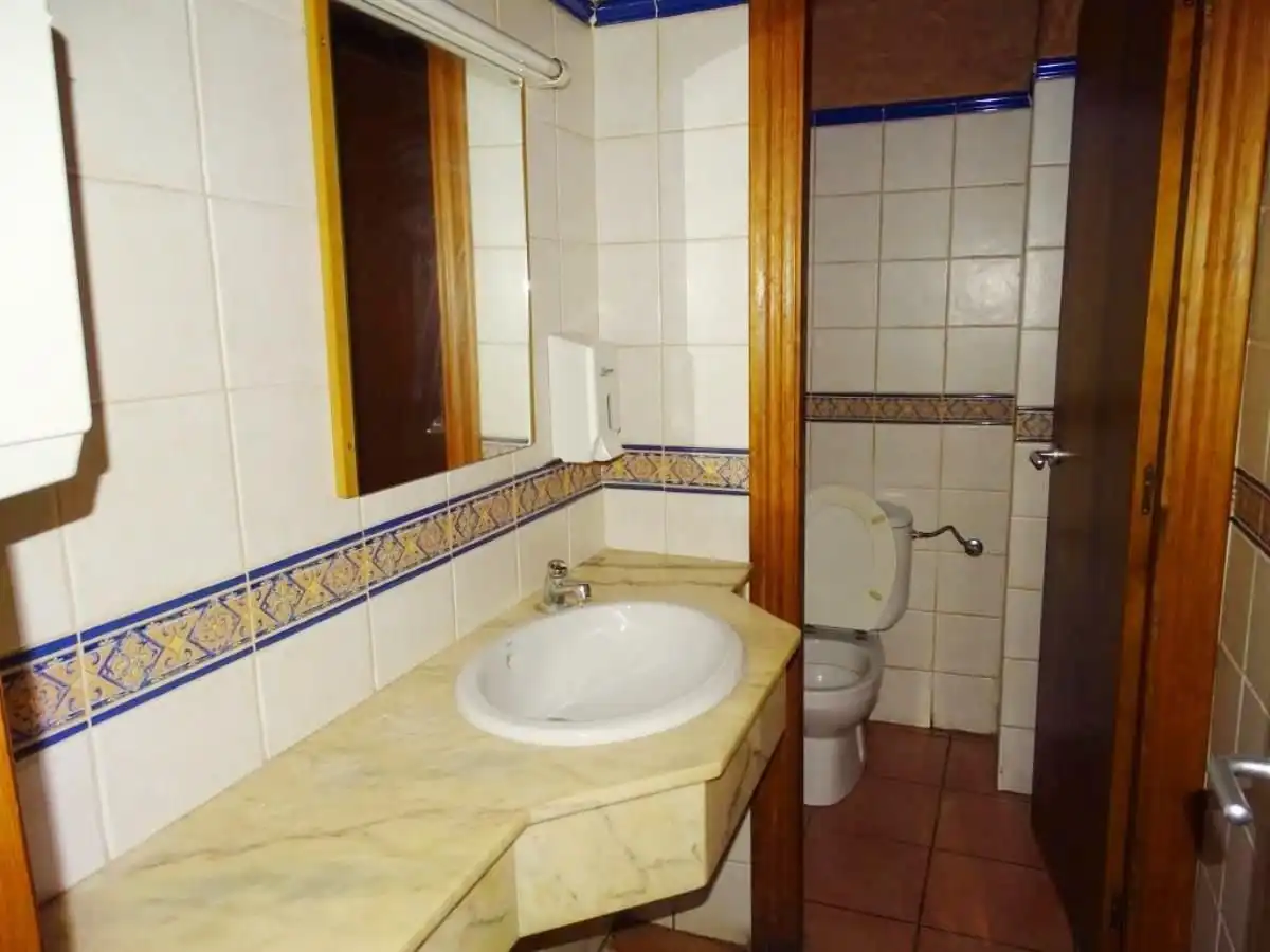 Badezimmer von Geschaftsraum zum Verkauf in Cretas mit Klimaanlage