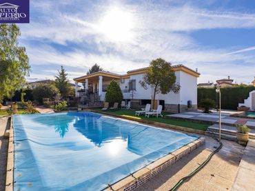 Villa con piscina in vendita a Calle Lindaraja