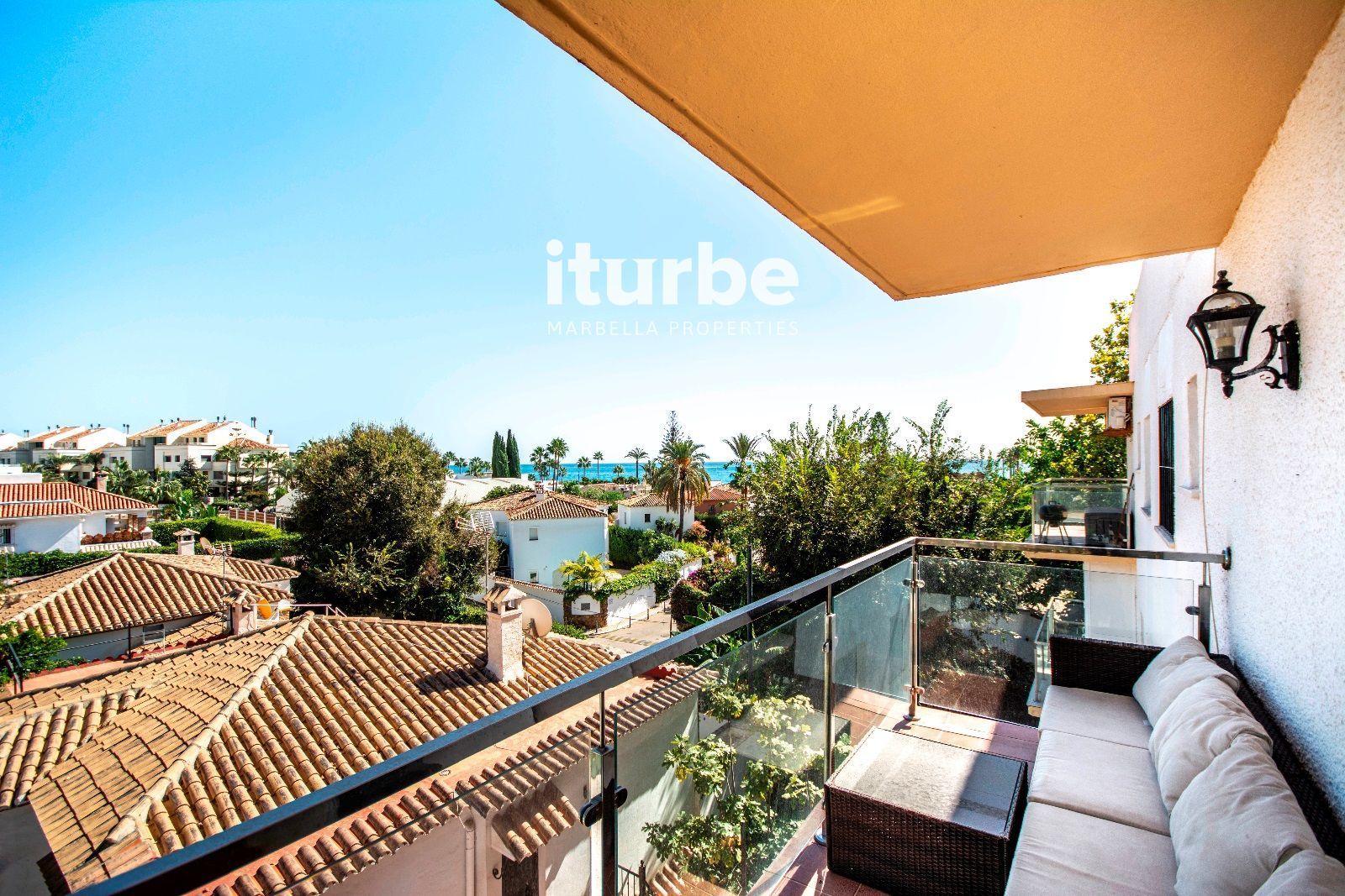 Vista exterior de Pis de lloguer en Marbella amb Terrassa, Piscina i Moblat