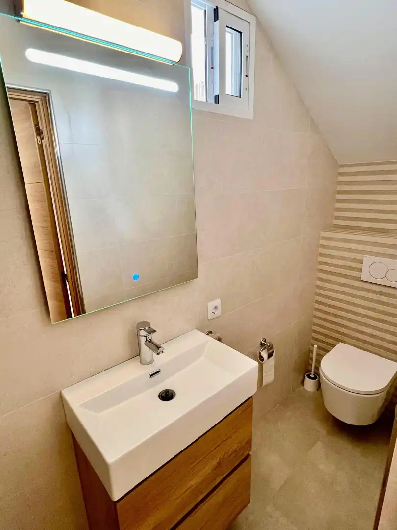 Badezimmer von Einfamilien-Reihenhaus zum Verkauf in Arona mit Klimaanlage, Privatgarten und Terrasse