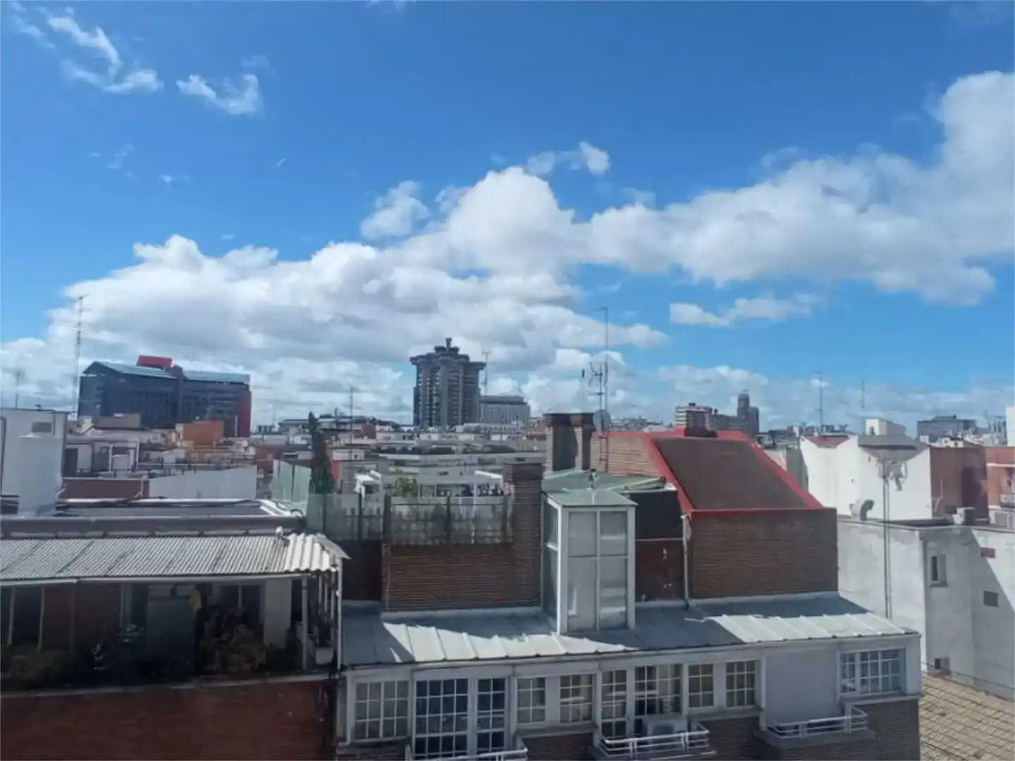 Vista exterior de Ático de alquiler en Madrid con Aire acondicionado
