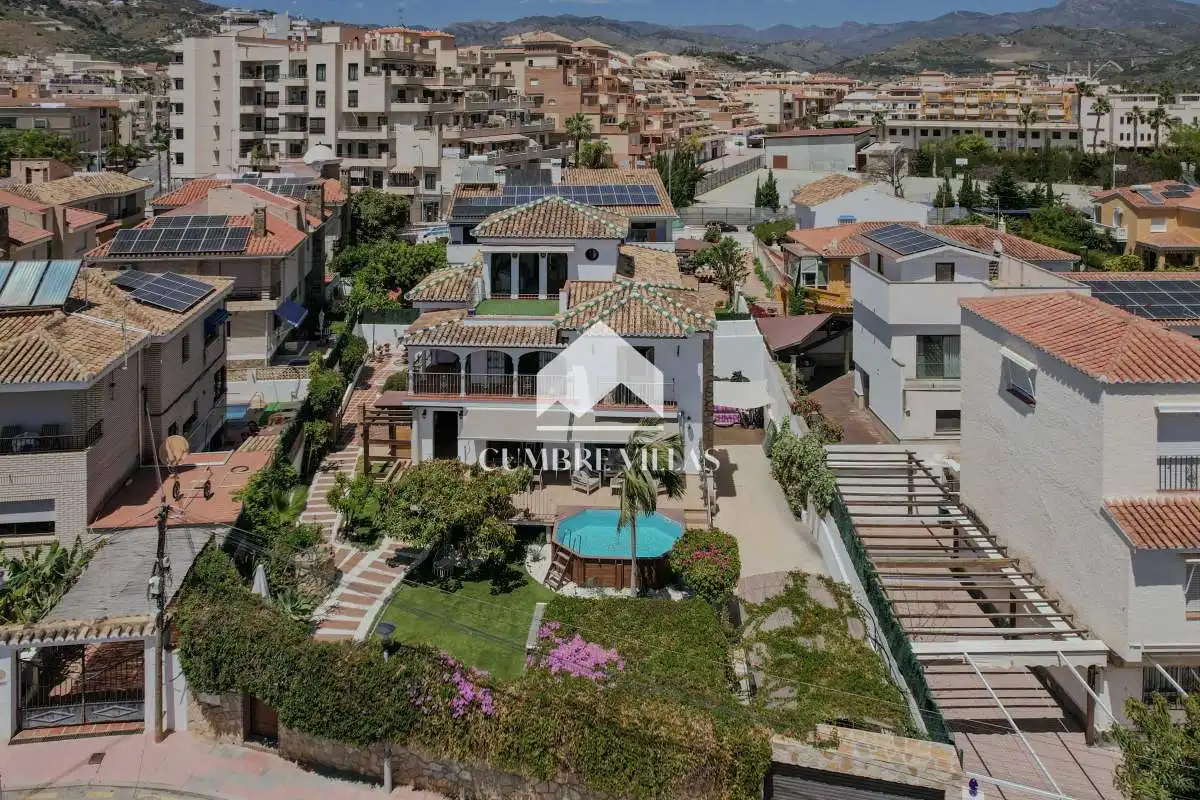 Vista exterior de Casa o chalet en venta en Almuñécar con Jardín privado, Terraza y Amueblado