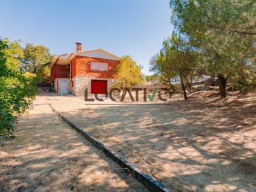 Casa con jardín en venta en Fresnedillas de la Oliva