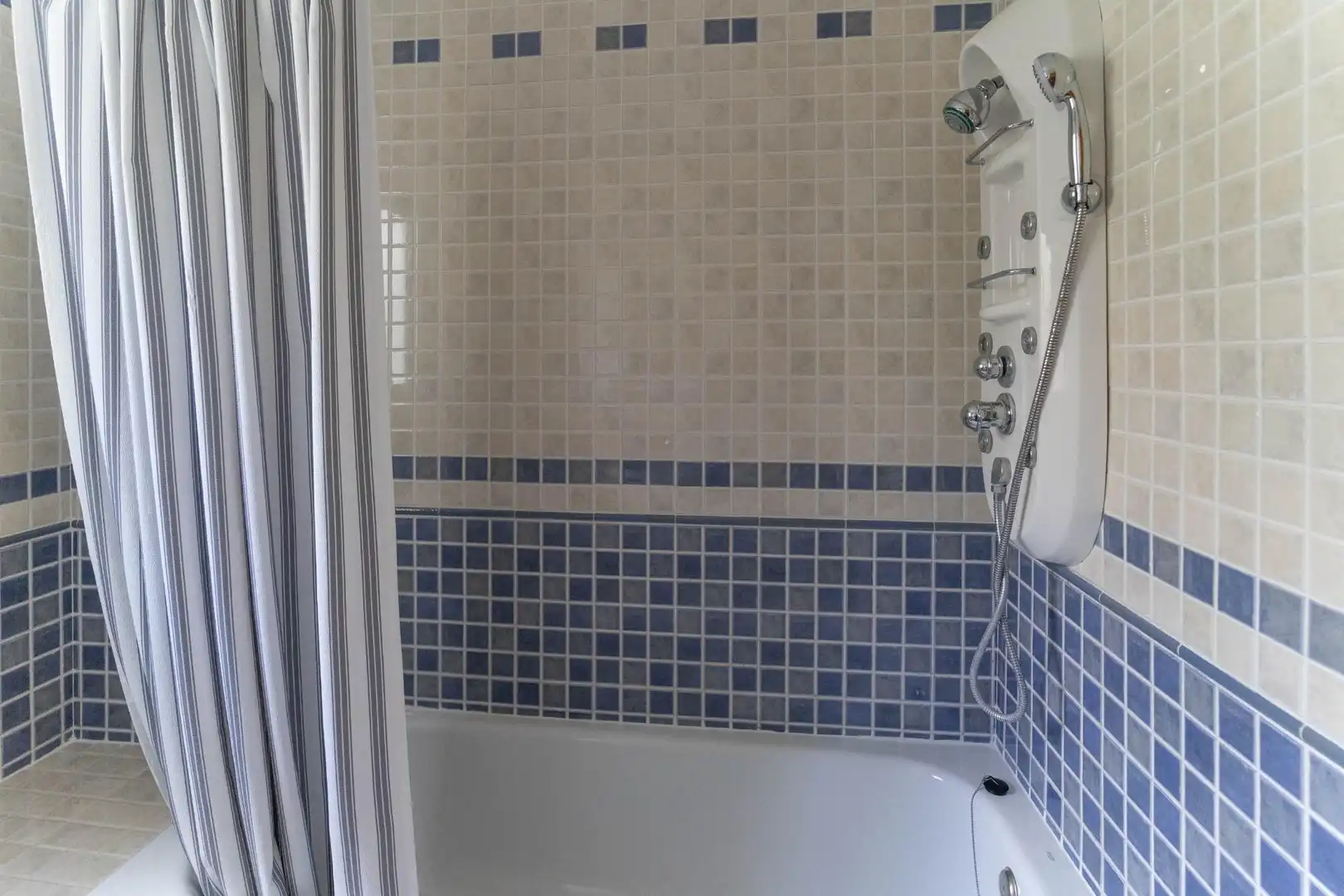 Bathroom of Flat for rent in Alhaurín El Grande  with Air Conditioner, Furnished and Balcony