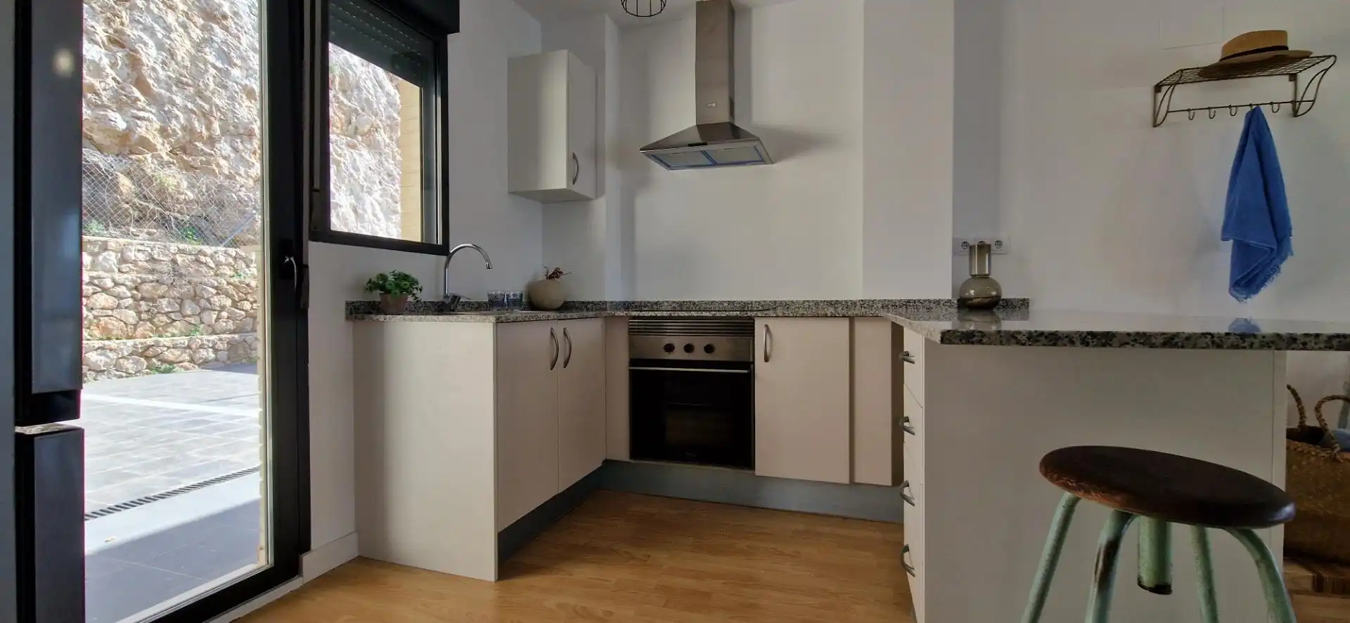 Küche von Einfamilien-Reihenhaus zum Verkauf in Cullera mit Klimaanlage, Privatgarten und Terrasse