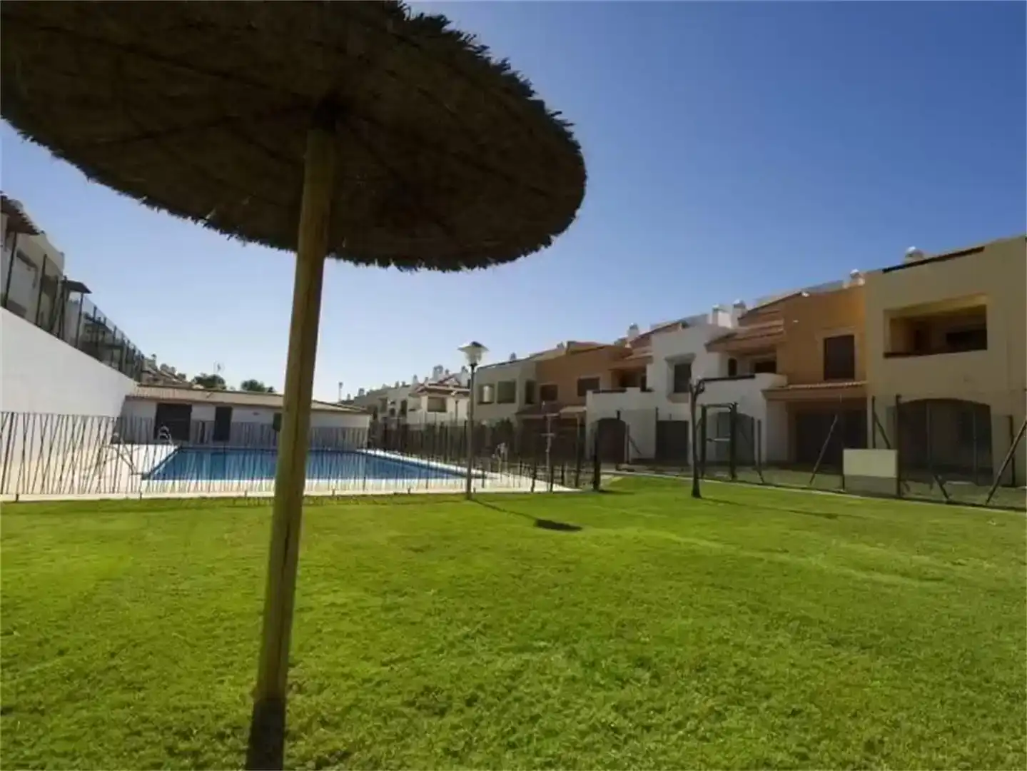 Vista exterior de Pis en venda en Guillena amb Aire condicionat, Piscina i Balcó