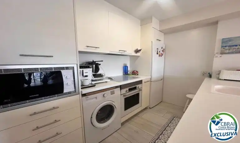 Cuina de Apartament en venda en Empuriabrava amb Aire condicionat, Calefacció i Moblat