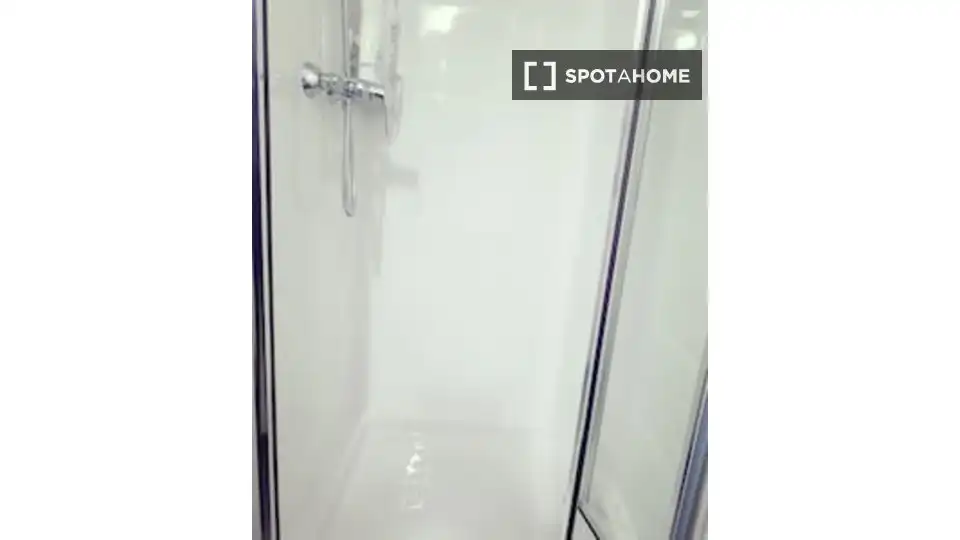 Baño de Piso de alquiler en Valencia con Aire acondicionado, Calefacción y Amueblado