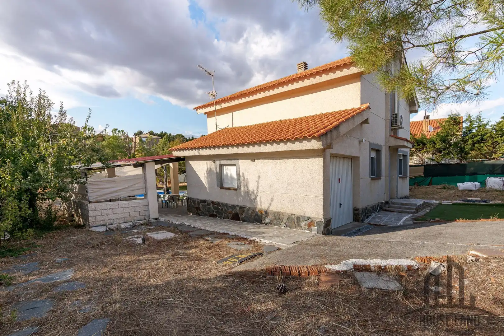 Außenansicht von Haus oder Chalet zum Verkauf in Uceda mit Privatgarten und Schwimmbad