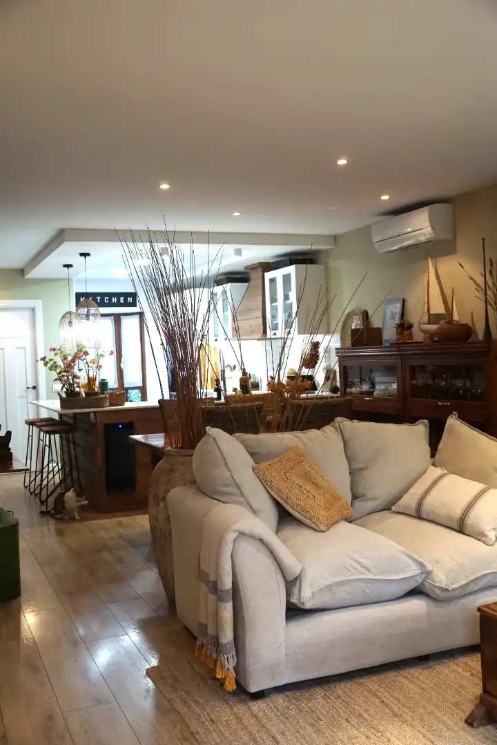 Wohnzimmer von Einfamilien-Reihenhaus zum Verkauf in Badalona mit Klimaanlage, Heizung und Privatgarten