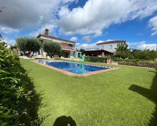 Piscina de Casa o xalet en venda en Caldes de Montbui amb Aire condicionat, Jardí privat i Moblat