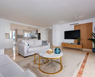 Living room of Flat for sale in Estepona  with Terrace, Furnished and Oven