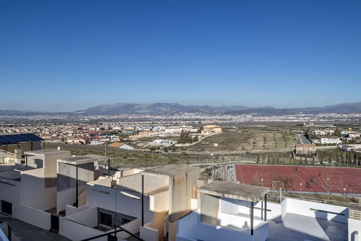 Vista exterior de Casa adosada en venta en Las Gabias con Piscina comunitaria