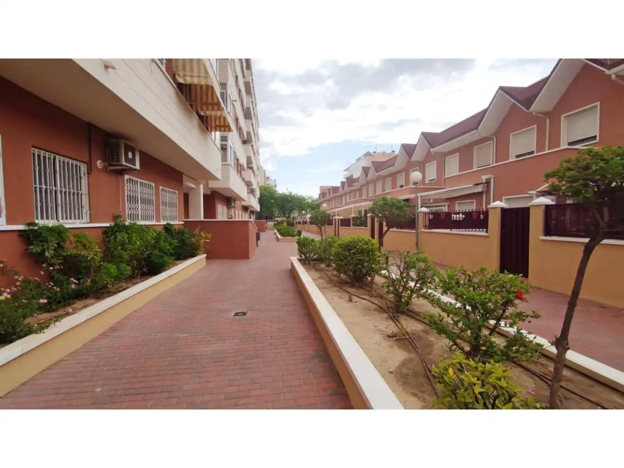 Vista exterior de Dúplex en venta en Elche / Elx con Aire acondicionado, Calefacción y Terraza