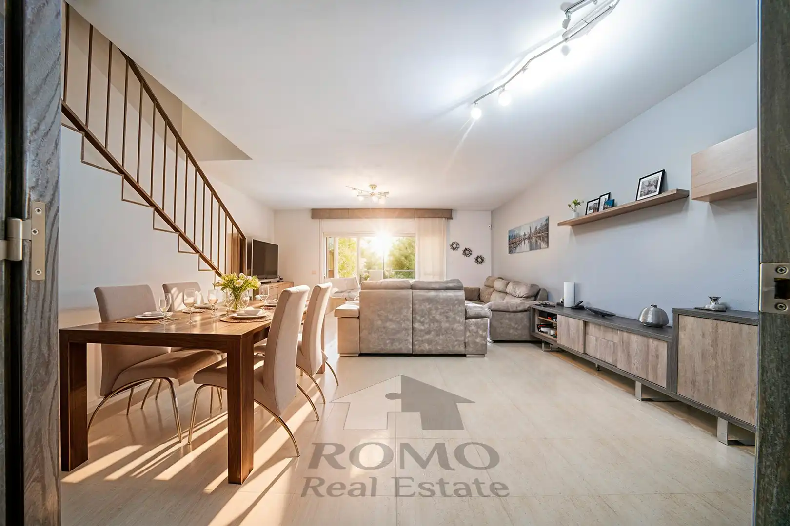 Sala de estar de Casa adosada en venta en Santa Perpètua de Mogoda con Aire acondicionado, Calefacción y Jardín privado