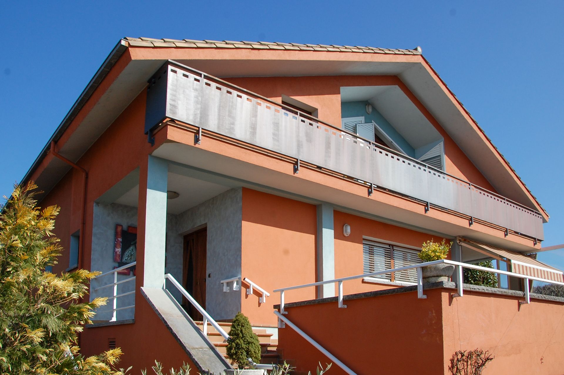 Exterior view of House or chalet for sale in Olot  with Air Conditioner, Heating and Private garden