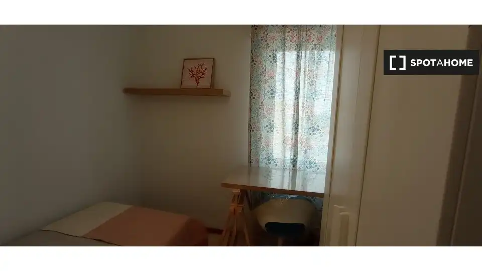 Bedroom of Flat for share in  Sevilla Capital  with Air Conditioner, Heating and Terrace