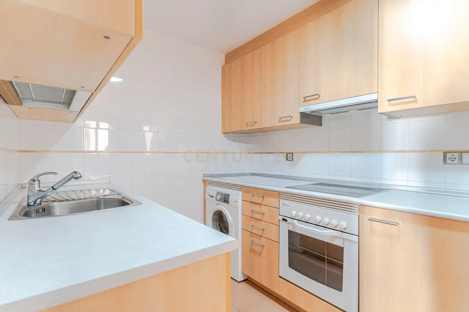 Küche von Wohnung zum Verkauf in Manilva mit Privatgarten, Abstellraum und Gemeinschaftspool