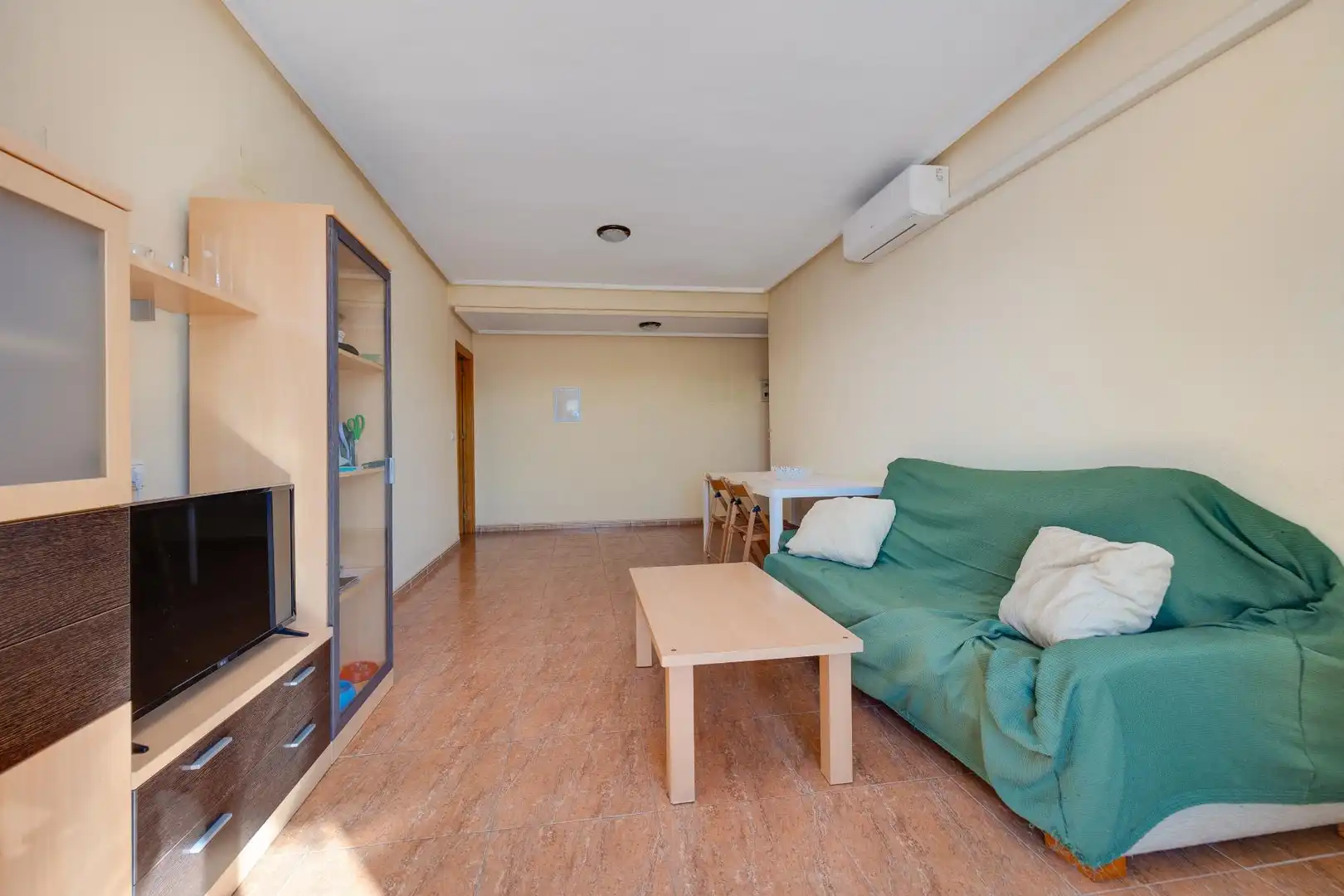 Sala de estar de Apartamento en venta en Torrevieja con Terraza, Amueblado y Piscina comunitaria