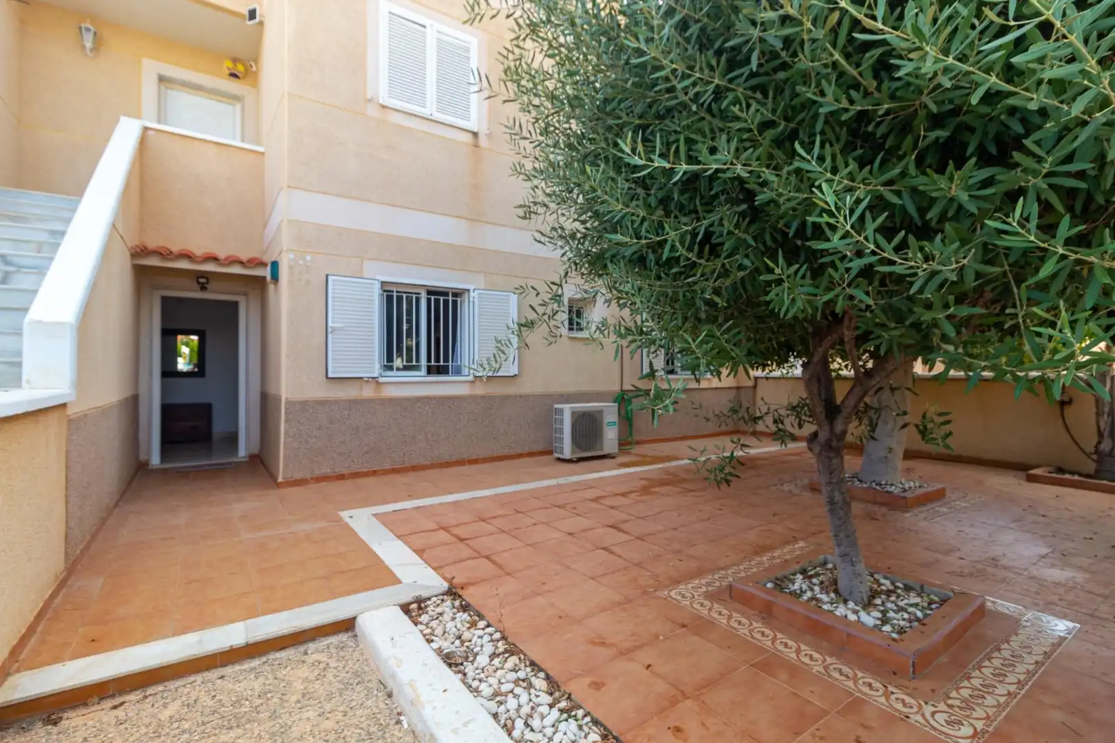 Vista exterior de Casa o xalet en venda en Orihuela amb Aire condicionat, Jardí privat i Terrassa