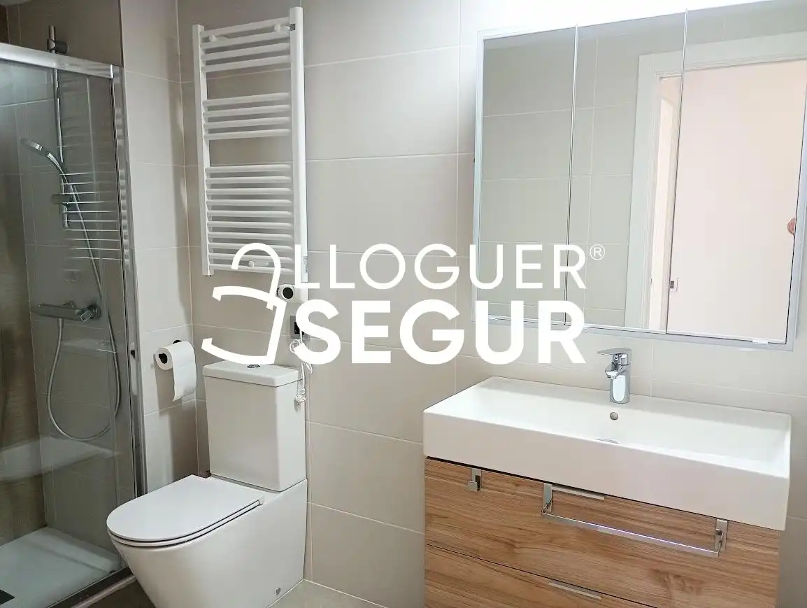 Baño de Piso de alquiler en Viladecans con Aire acondicionado, Terraza y Trastero