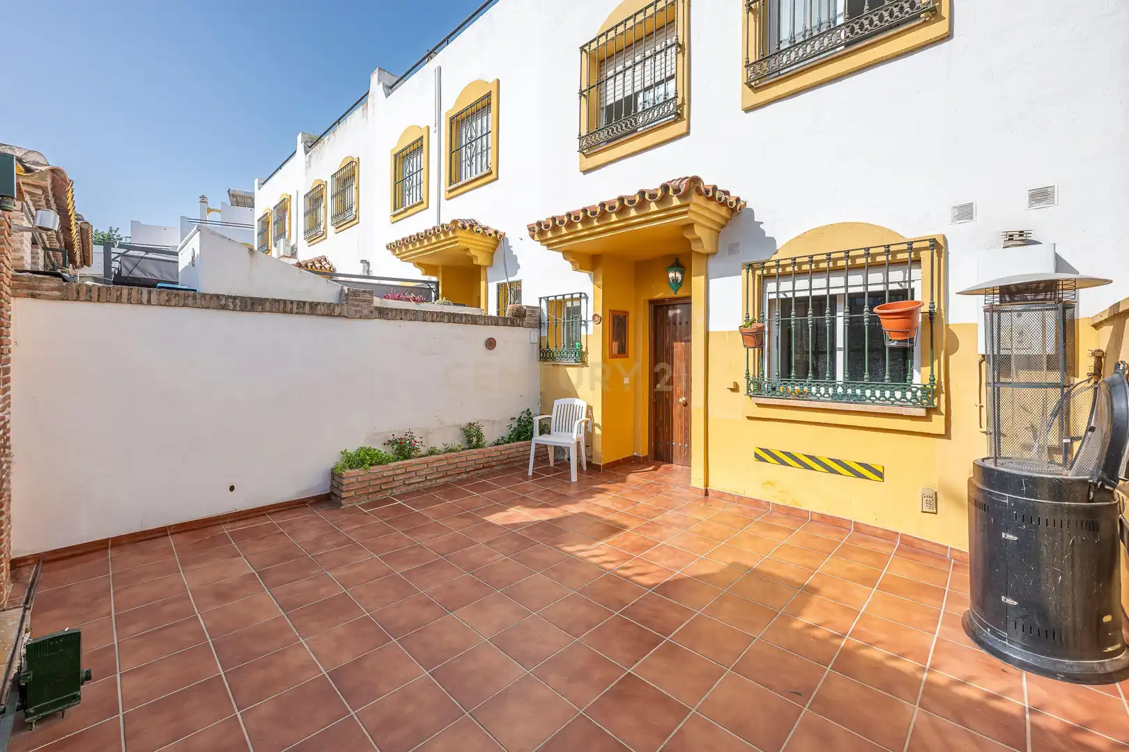 Vista exterior de Casa adosada en venda en Marbella amb Piscina comunitària