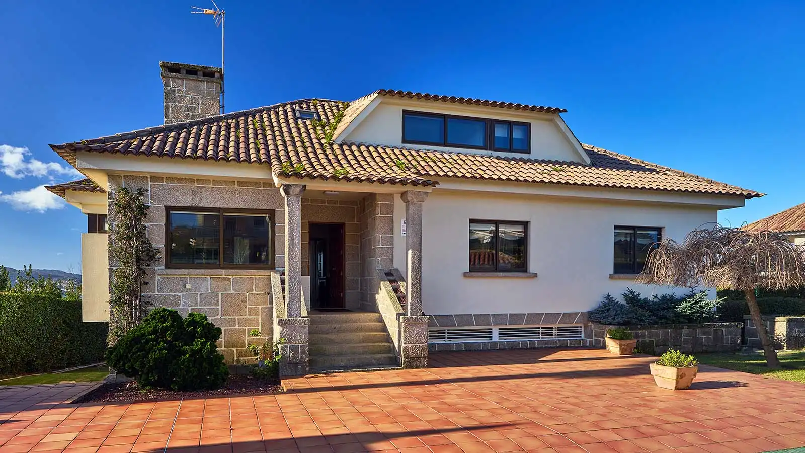 Vista exterior de Casa o xalet en venda en Nigrán amb Calefacció, Jardí privat i Parquet