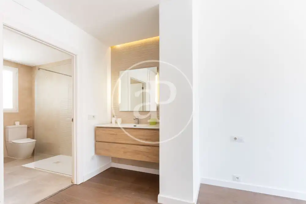 Badezimmer von Wohnung zur Miete in Valencia mit Klimaanlage, Terrasse und Abstellraum