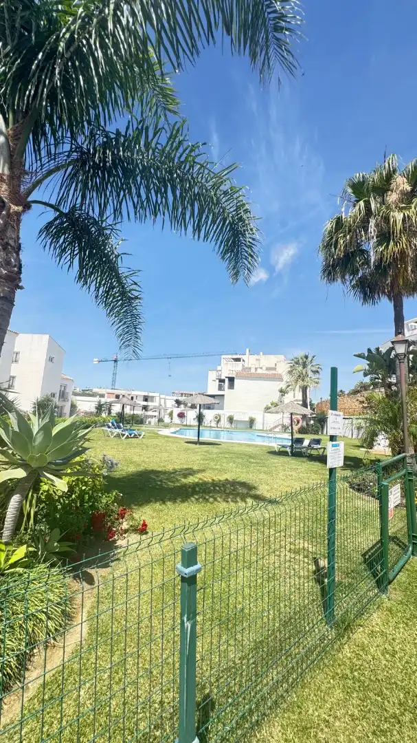 Vista exterior de Pis en venda en Manilva amb Aire condicionat, Jardí privat i Forn