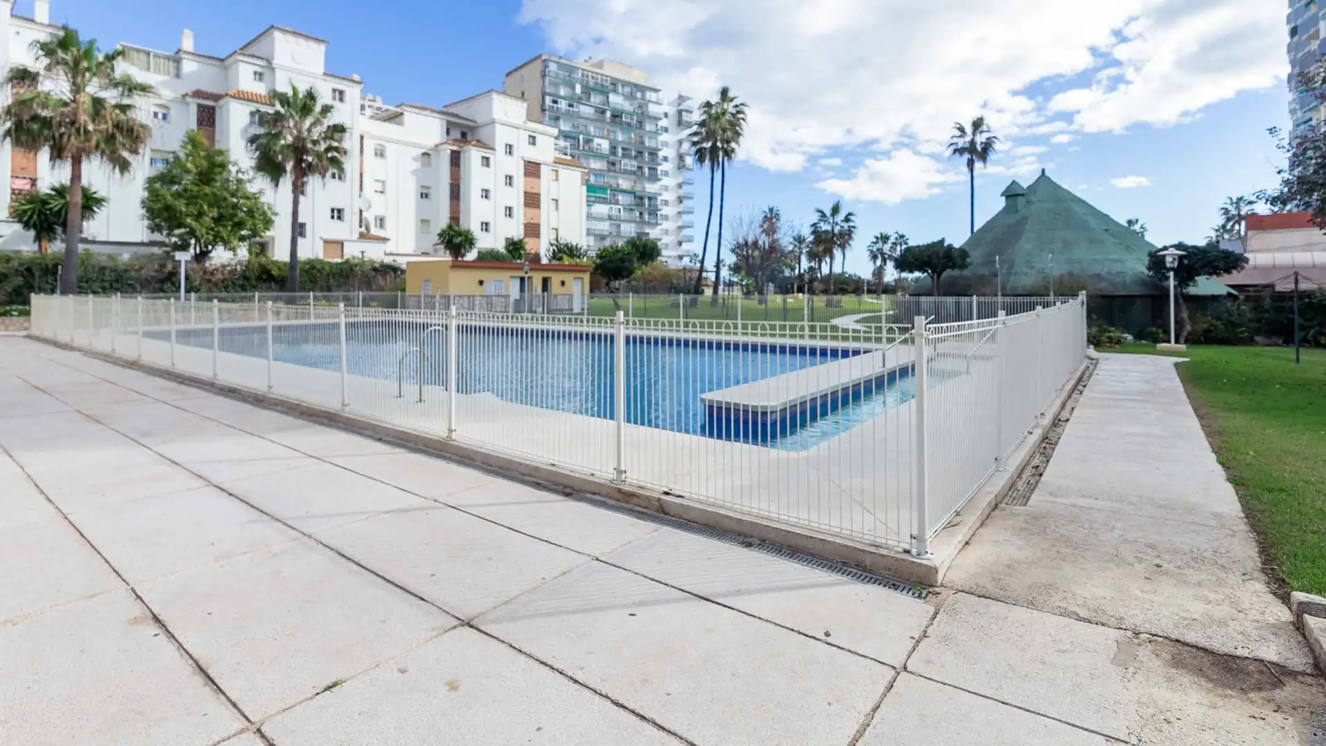 Piscina de Estudi en venda en Benalmádena amb Aire condicionat, Terrassa i Moblat