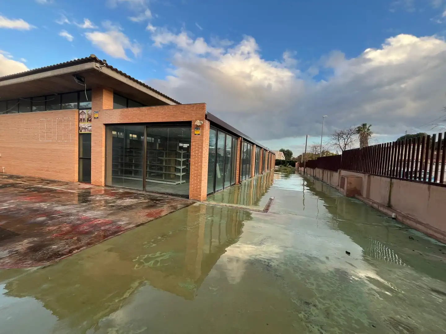 Außenansicht von Fabrikhallen zum Verkauf in San Vicente del Raspeig / Sant Vicent del Raspeig mit Alarm