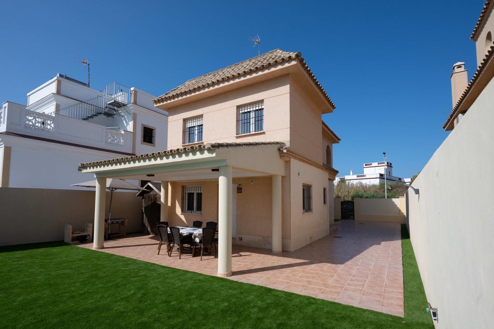 Vista exterior de Casa o xalet en venda en Chipiona amb Jardí privat, Terrassa i Piscina