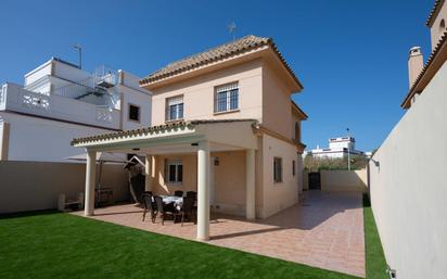 Vista exterior de Casa o xalet en venda en Chipiona amb Terrassa i Piscina