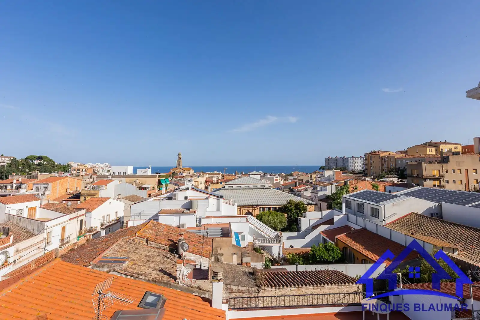 Vista exterior de Pis en venda en Canet de Mar amb Calefacció, Terrassa i Traster