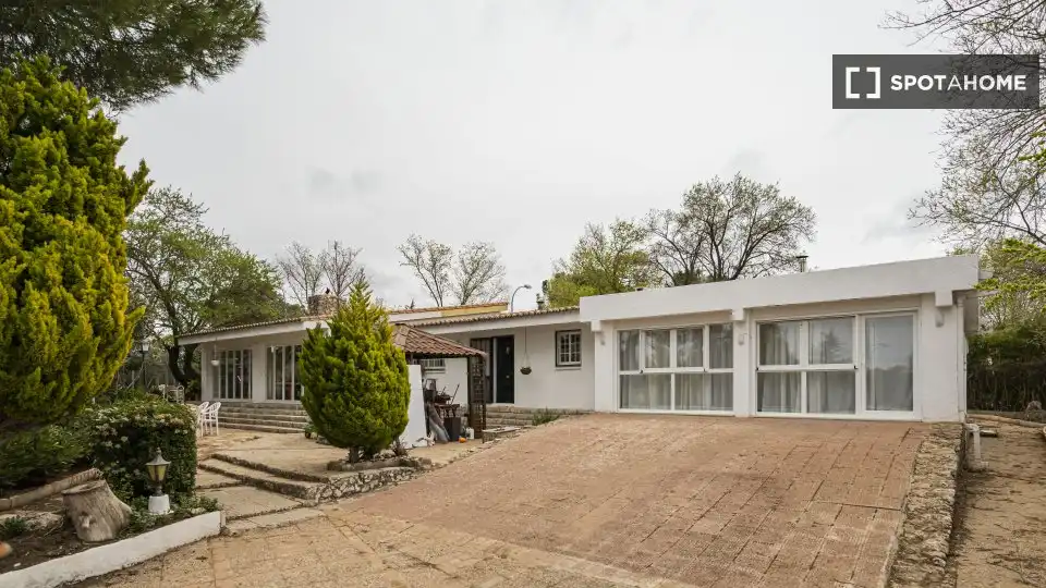 Vista exterior de Pis per a compartir en Villar del Olmo amb Aire condicionat, Calefacció i Moblat