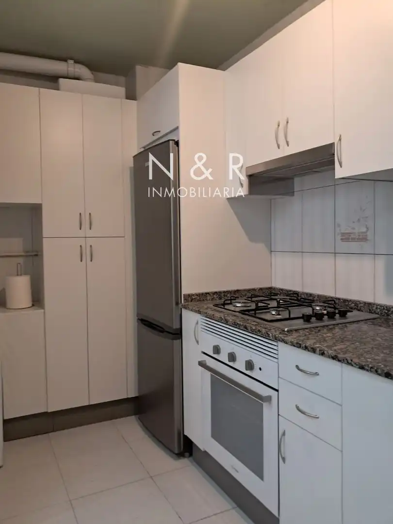 Cuina de Àtic de lloguer en Santiago de Compostela  amb Calefacció i Moblat