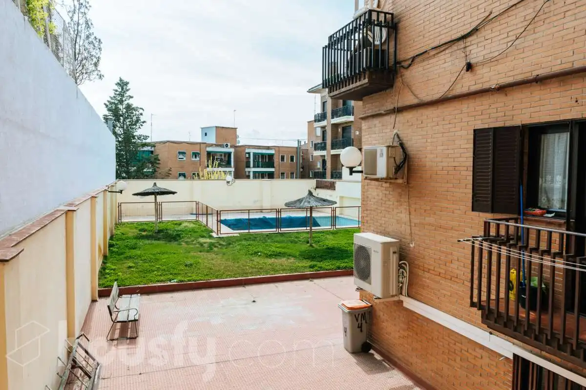 Swimming pool of Flat for rent in Madrid  with Heating, Terrace and Furnished
