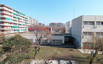 Vista exterior de Pis en venda en El Prat de Llobregat amb Aire condicionat, Calefacció i Forn