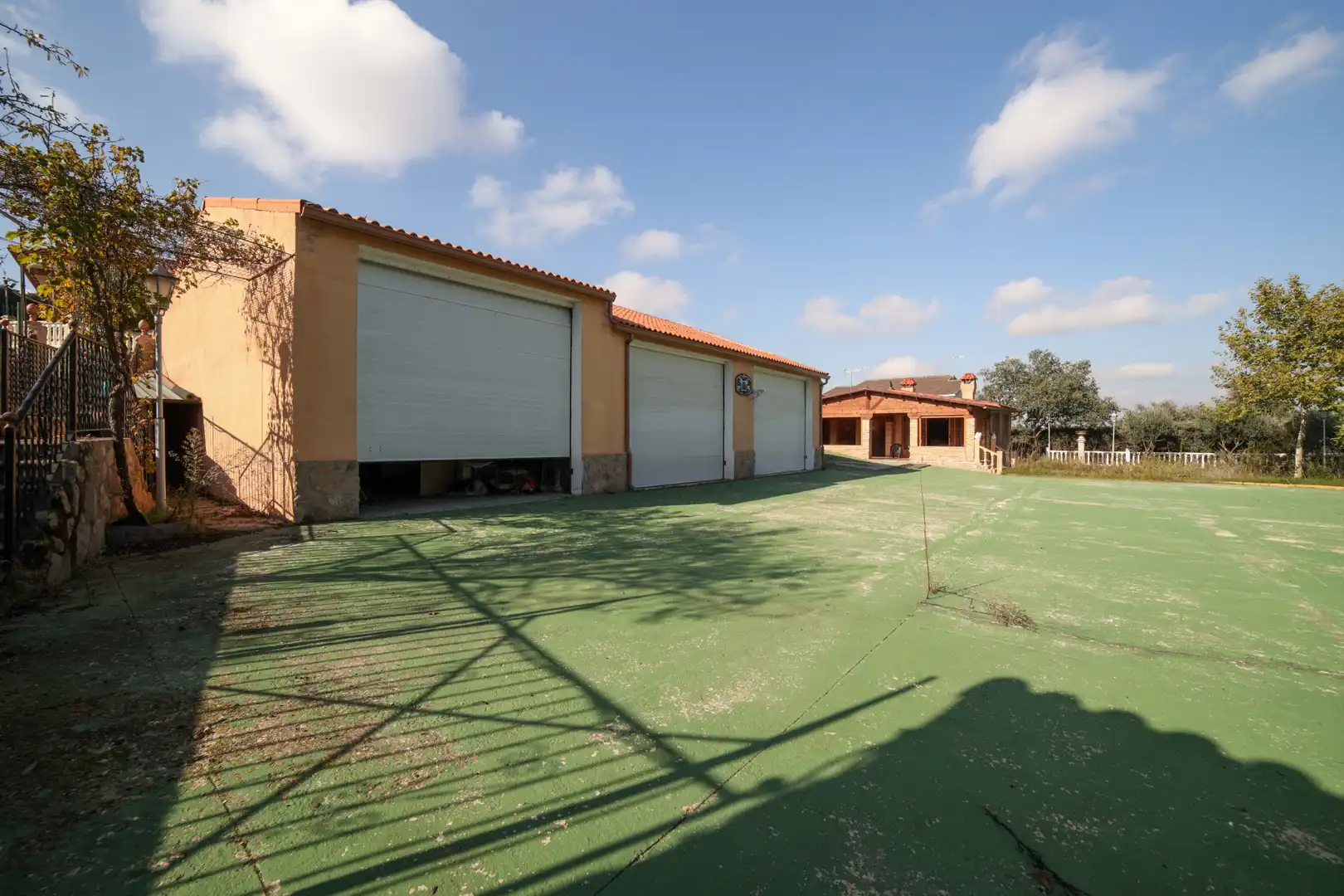 Vista exterior de Casa o xalet en venda en Arroyomolinos (Madrid) amb Aire condicionat, Calefacció i Jardí privat