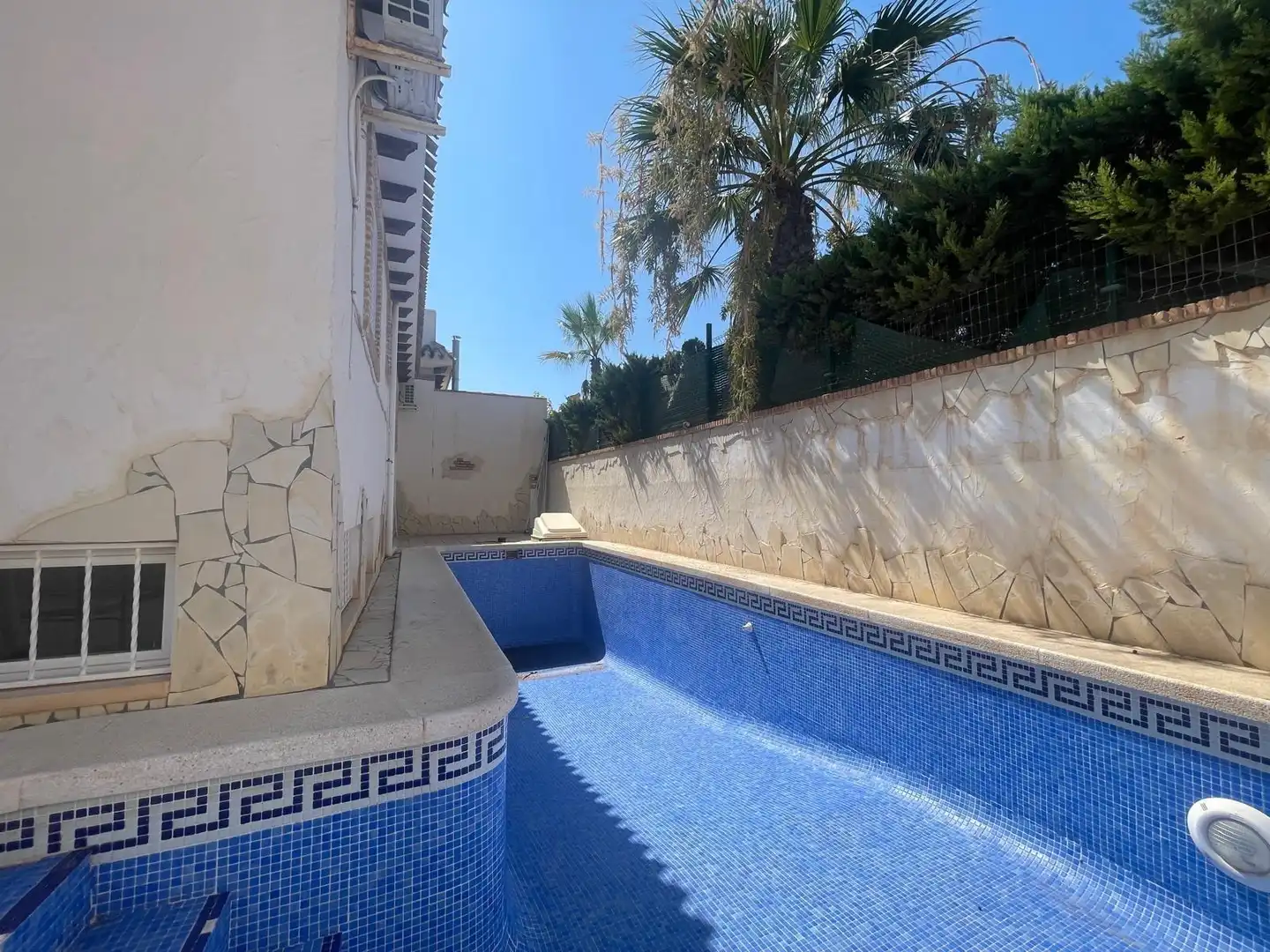 Piscina de Casa adosada en venda en Torrevieja amb Aire condicionat, Calefacció i Jardí privat