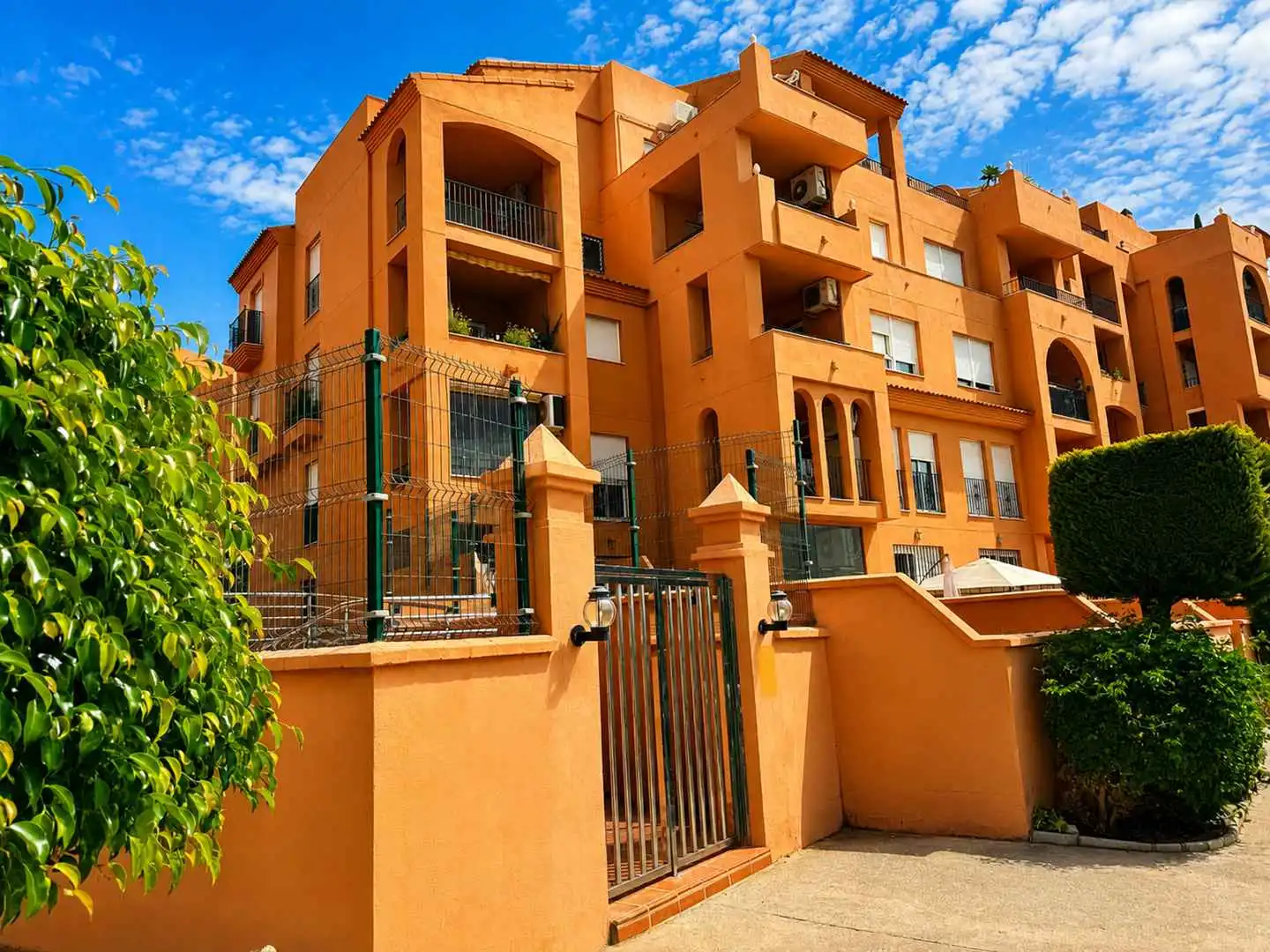 Vista exterior de Planta baja en venta en Manilva con Jardín privado, Terraza y Trastero