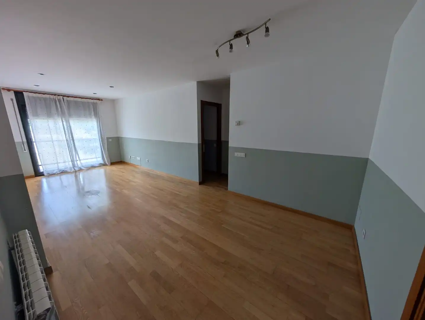 Sala de estar de Piso en venta en Vic con Calefacción, Parquet y Terraza