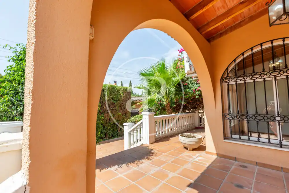 Vista exterior de Casa o xalet en venda en L'Eliana amb Aire condicionat, Calefacció i Jardí privat