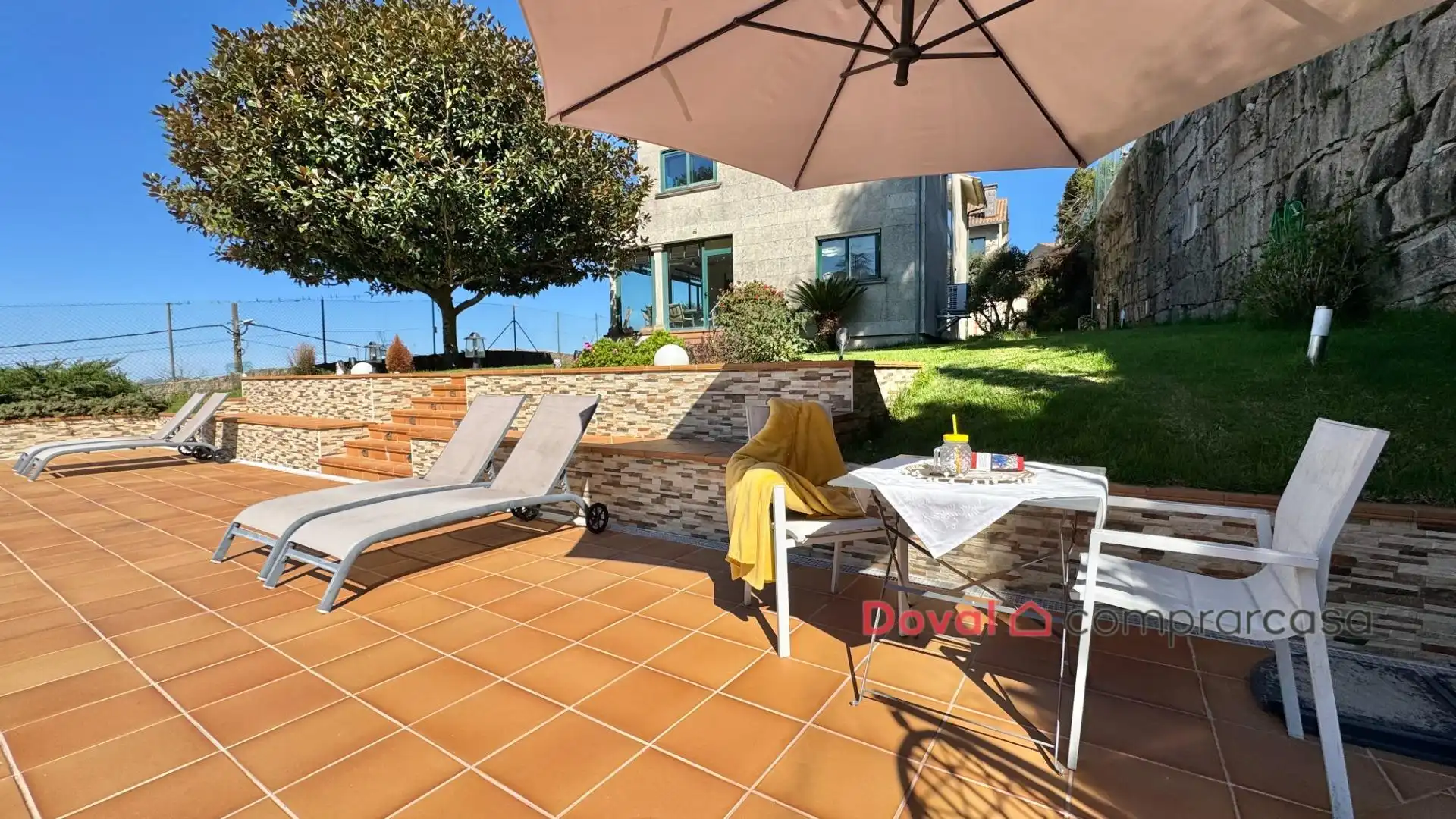 Terrassa de Casa o xalet en venda en Vigo  amb Aire condicionat, Calefacció i Jardí privat