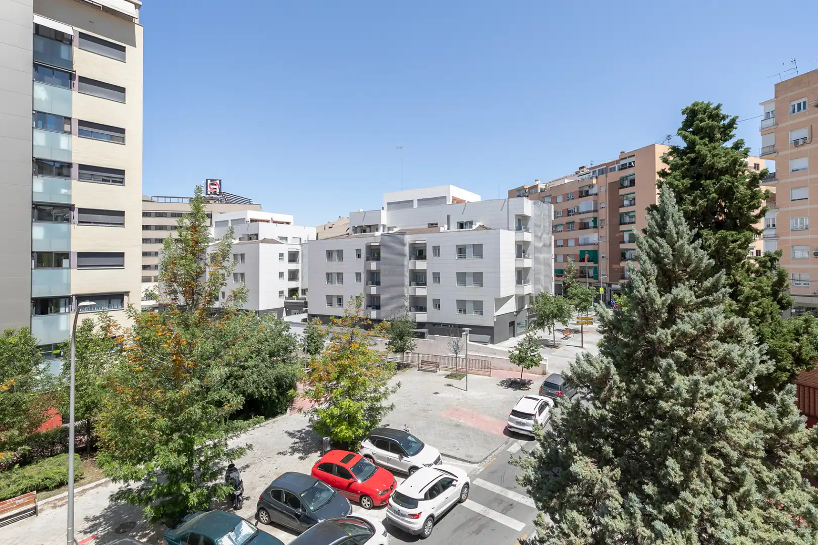 Vista exterior de Edifici en venda en Granada amb Alarma