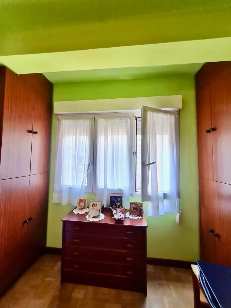 Dormitori de Pis en venda en Gijón  amb Calefacció, Parquet i Moblat