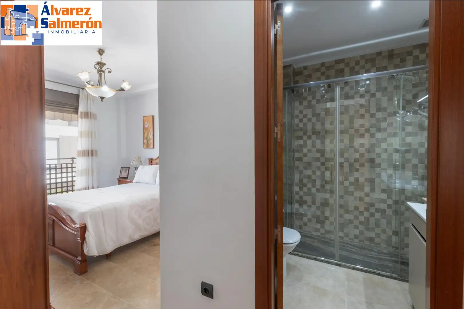 Badezimmer von Einfamilien-Reihenhaus zum Verkauf in Armilla mit Heizung