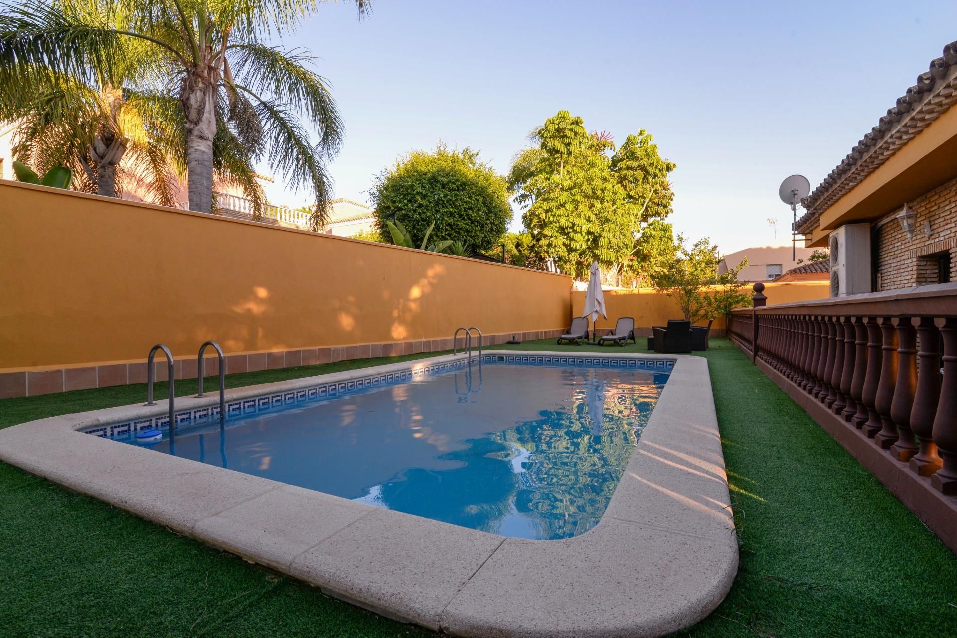 Swimming pool of House or chalet for sale in Chiclana de la Frontera  with Air Conditioner, Heating and Private garden