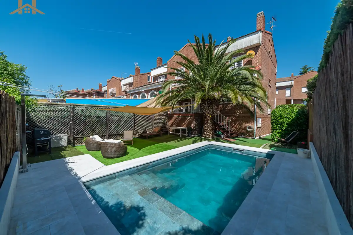 Piscina de Casa adosada en venda en Móstoles amb Aire condicionat, Calefacció i Jardí privat